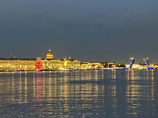 Как посмотреть «Алые Паруса»  в Петербурге без толп