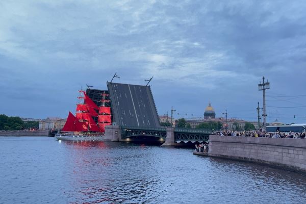 В Петербурге после ЧП с туристами на крыше снова предлагают такие экскурсии