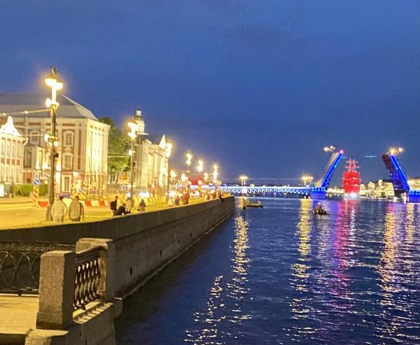 Как посмотреть «Алые Паруса»  в Петербурге без толп