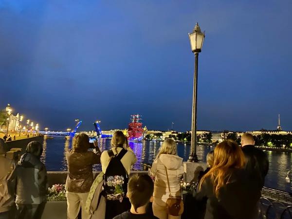 Как посмотреть «Алые Паруса»  в Петербурге без толп