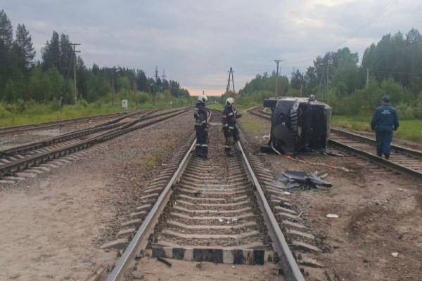 В Коми грузовой поезд столкнулся с легковушкой на железнодорожном переезде