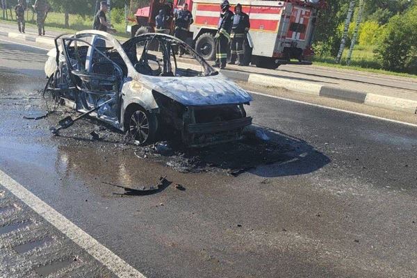 На трассе под Белгородом машина сгорела после атаки дрона, погибли два человека