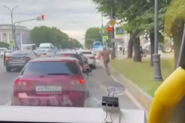 В Нальчике двое мужчин с ножами напали на сотрудника ДПС